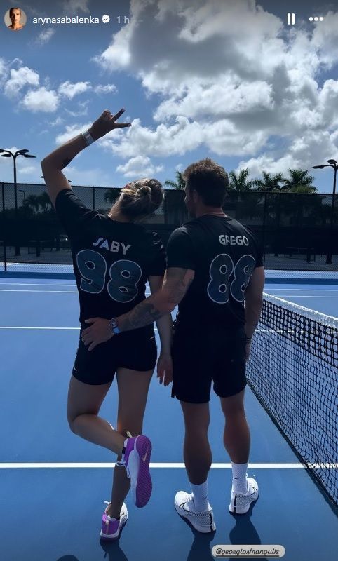 Aryna Sabalenka posta foto com camisa do Corinthians ao lado do namorado
