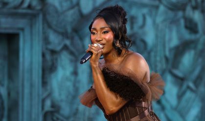 Paris 2024: conheça Aya Nakamura, cantora que se apresentou na abertura