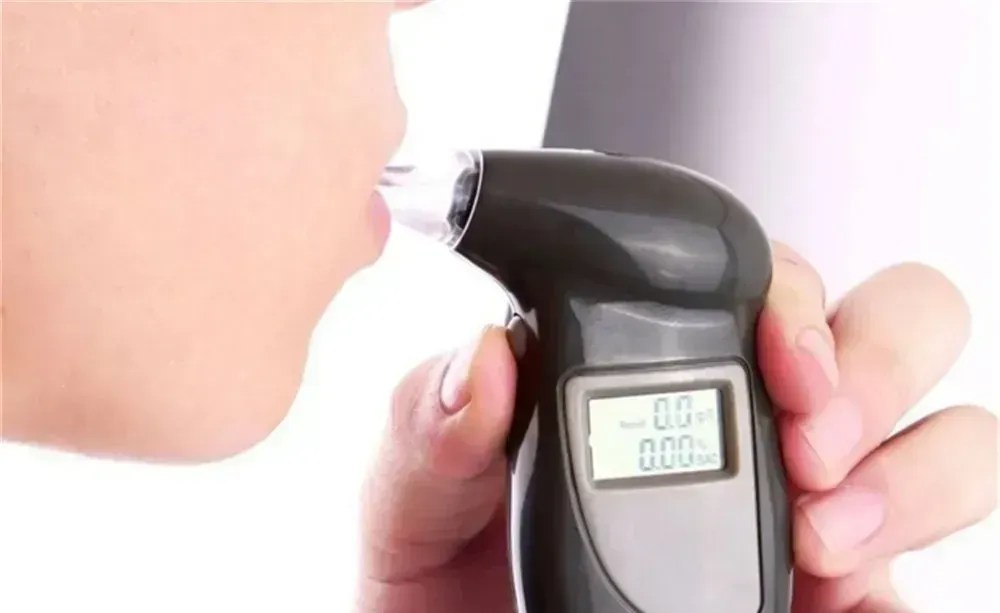 Imagem de divulgação de bafômetro digital vendido em plataformas internacionais