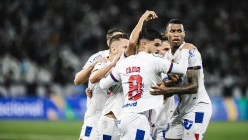 Jogadores do Bahia comemoram gol marcado por Cauly sobre o Botafogo