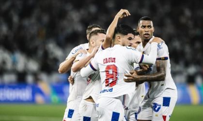 Jogadores do Bahia comemoram gol marcado por Cauly sobre o Botafogo