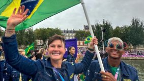 Raquel Kochhann e Isaquias Queiroz, porta-bandeiras do Brasil durante cerimônia de abertura