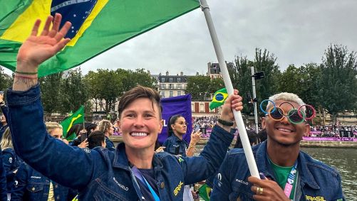 Raquel Kochhann e Isaquias Queiroz, porta-bandeiras do Brasil durante cerimônia de abertura