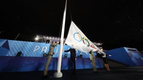 Bandeira olímpica é hasteada na praça Trocadéro, em Paris