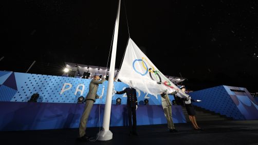 Bandeira olímpica é hasteada na praça Trocadéro, em Paris