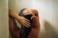 Dormir com cabelo molhado faz mal? Especialistas explicam