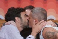 Bruno Gagliasso, Caio Blat e Marcelo Serrado dão beijo triplo para "selar amizade"