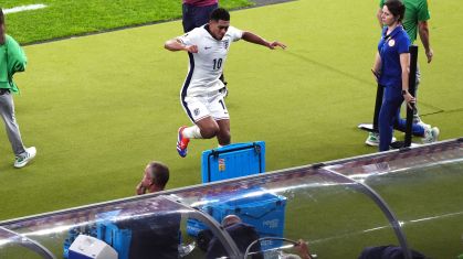 Frustrado com derrota, Bellingham chuta cooler no Estádio Olímpico de Berlim