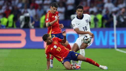 Jude Bellingham e Lamine Yamal em disputa de bola durante a final da Eurocopa
