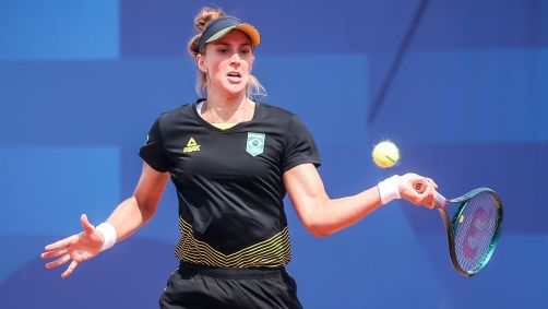 Beatriz Haddad Maia durante treino em Paris