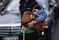 Birkinficação: conheça a tendência de personalizar bolsas com acessórios