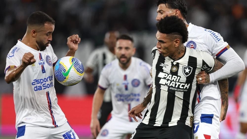 Caio Alexandre e Cuesta, do Bahia, e Igor Jesus, do Botafogo, em disputa no Nilton Santos