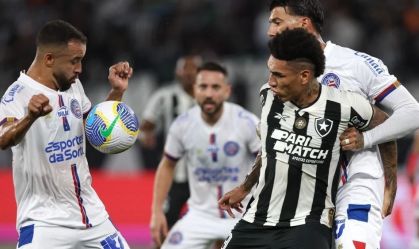 Caio Alexandre e Cuesta, do Bahia, e Igor Jesus, do Botafogo, em disputa no Nilton Santos