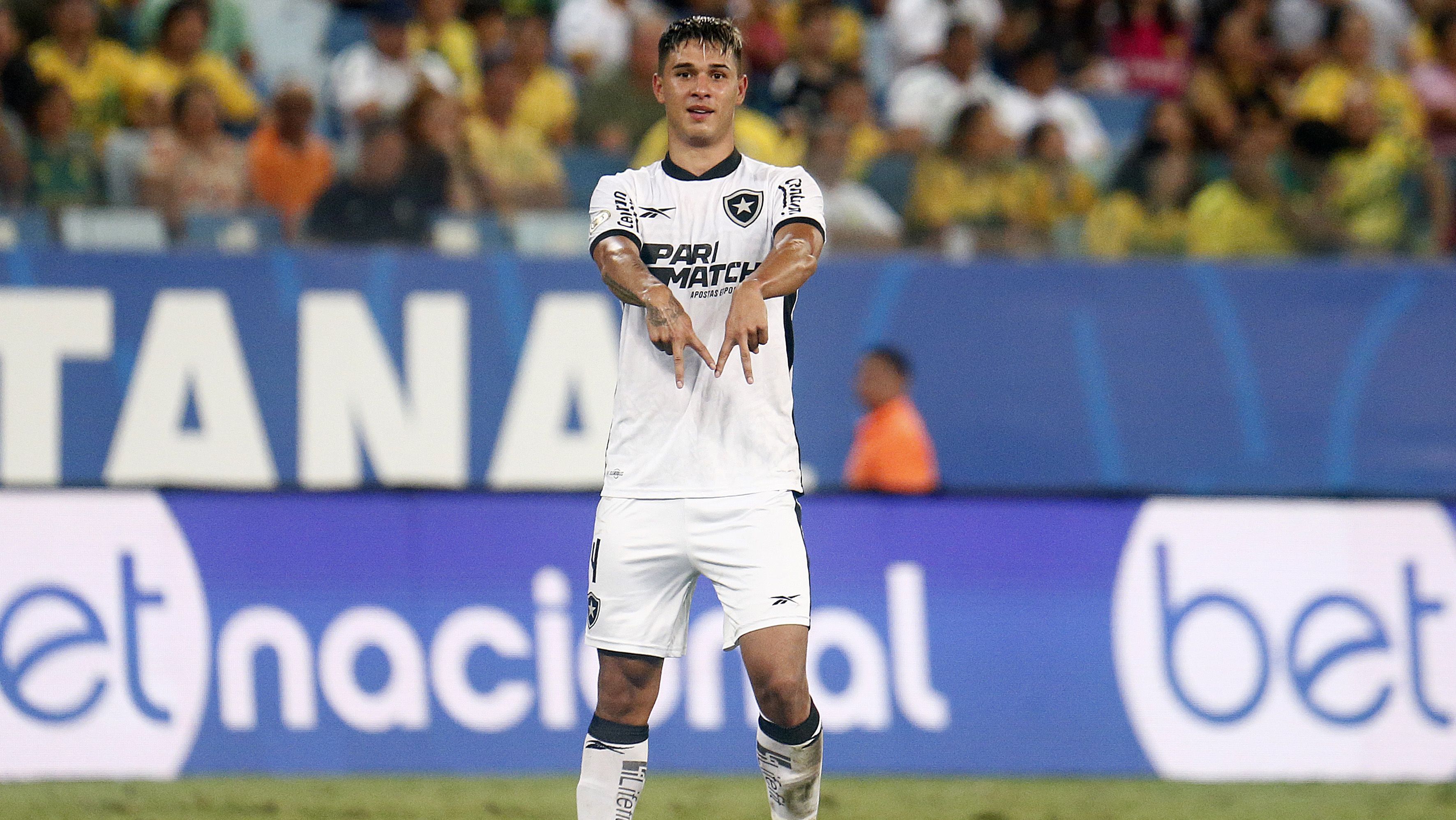 Mateo Ponte comemora o gol da vitória do Botafogo sobre o Cuiabá