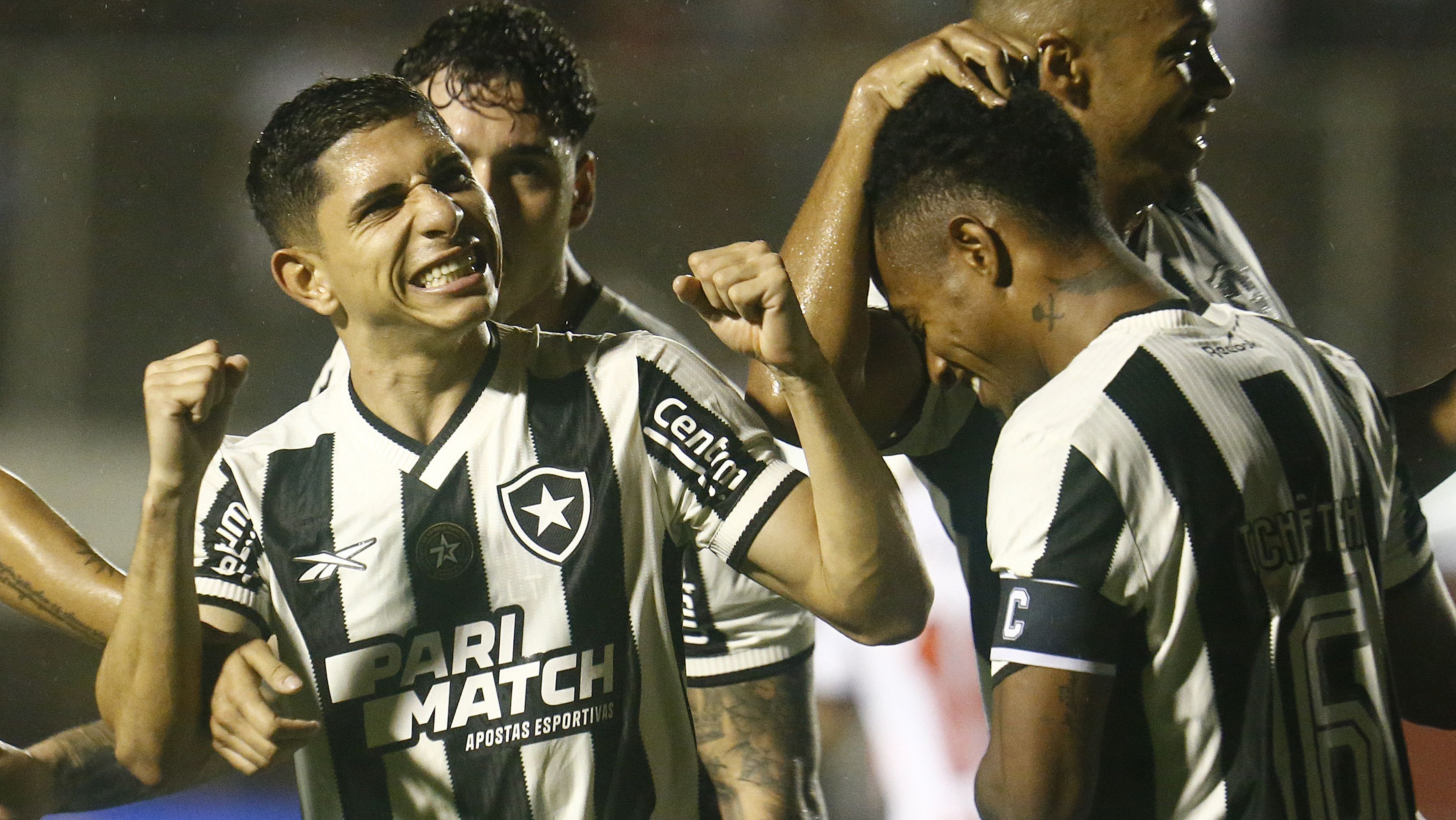 Savarino comemora o gol do triunfo do Botafogo sobre o Vitória