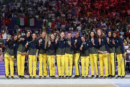 Seleção Brasileira Feminina de vôlei com a medalha de bronze em Paris 2024