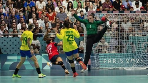 Goleira Gabi Moreschi durante jogo contra a Espanha