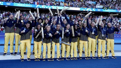 Seleção Brasileira Feminina de futebol com a medalha de prata no Parc des Princes