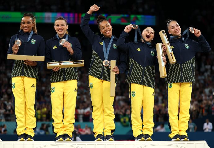 Equipe do Brasil na ginástica artística conquistou bronze na Olimpíada de Paris: Rebeca Andrade, Jade Barbosa, Lorrane Oliveira, Flávia Saraiva e Júlia Soares / Naomi Baker/Getty Images