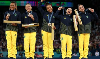 Equipe da ginástica artística na Olimpíada de Paris: Rebeca Andrade, Jade Barbosa, Lorrane Oliveira, Flávia Saraiva e Júlia Soares