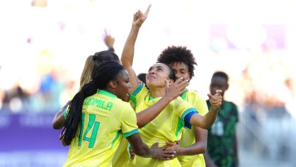 Jogadoras do Brasil comemoram gol diante da Nigéria