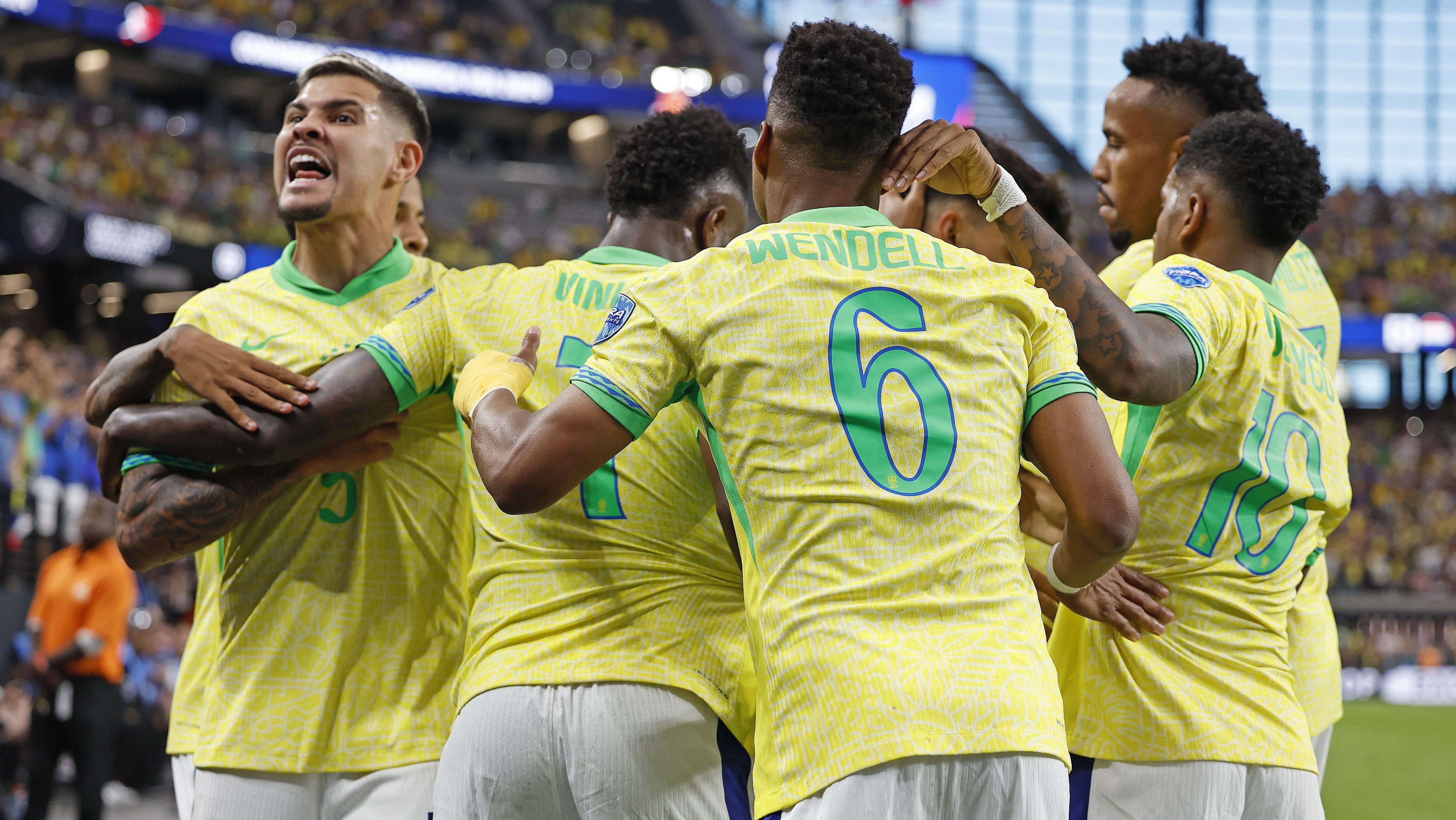 Jogadores do Brasil comemoram gol contra o Paraguai na Copa América