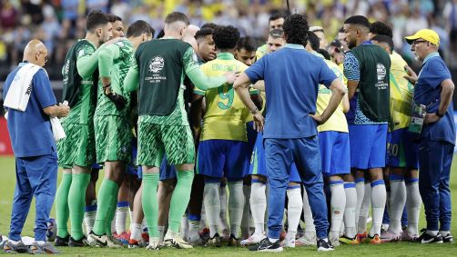 Jogadores do Brasil reunidos antes da disputa de pênaltis contra o Uruguai