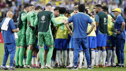 Jogadores do Brasil reunidos antes da disputa de pênaltis contra o Uruguai