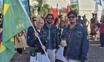 Surfistas "participam" de cerimônia de abertura da Olimpíada no Taiti