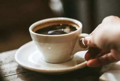 Café não causa arritmias cardíacas, afirma cardiologista à CNN