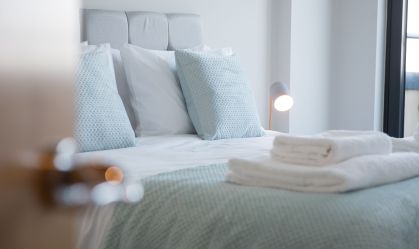 Do travesseiro ao colchão: saiba como cuidar da higiene da cama