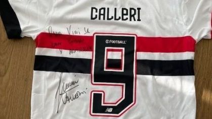 Jonatan Calleri autografou camisa do São Paulo para Vinicius Jr.