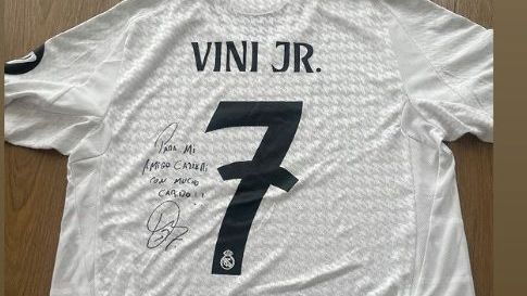 Julio Casares posta foto da camisa autografa por Vini Jr. / Reprodução/Instagram