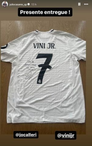 Julio Casares posta foto da camisa autografa por Vini Jr. / Reprodução/Instagram