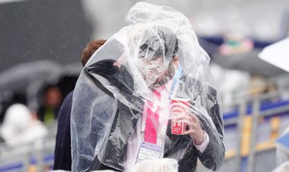 Ondas e escorregões: Olimpíada começa com chuva como protagonista inesperada
