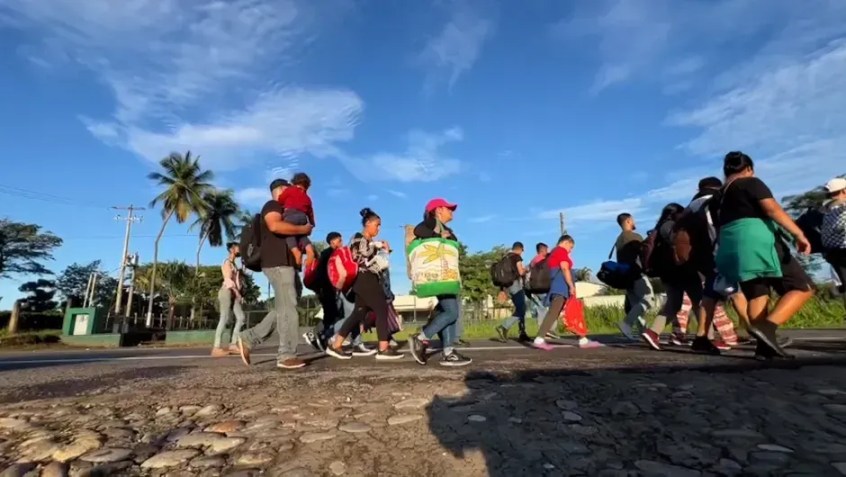 Caravana com cerca de 1.500 imigrantes segue para a fronteira entre México e Estados Unidos / CNN Espanhol