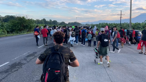 Caravana com cerca de 1.500 imigrantes segue para a fronteira entre México e Estados Unidos