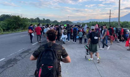 Caravana com cerca de 1.500 imigrantes segue para a fronteira entre México e EUA