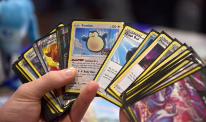 Conheça colecionador que distribui cartas Pokémon de graça para fãs