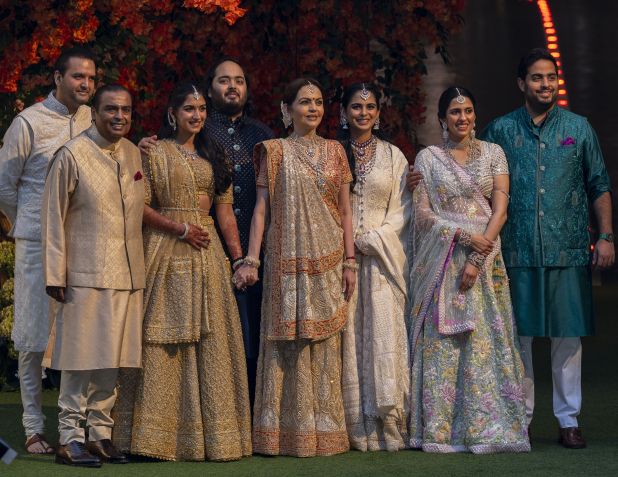 Família celebra o noivado de Anant Ambani e Radhika Merchant em janeiro de 2023 / Anshuman Poyrekar/Hindustan Times via Getty Images