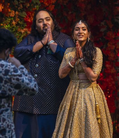 Radhika Merchant e Anant Ambani durante noivado / Anshuman Poyrekar/Hindustan Times via Getty Images