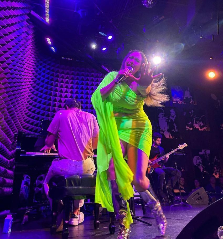 Catherine Cohen é outra comediante que prefere se apresentar com looks ostentosos e ultra-femininos / Instagram/Catherine Cohen