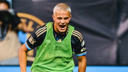 Cavan Sullivan (de colete) antes de sua estreia pela MLS