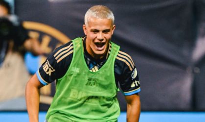 Cavan Sullivan (de colete) antes de sua estreia pela MLS