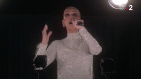 Céline Dion se apresenta na abertura dos Jogos Olímpicos de Paris