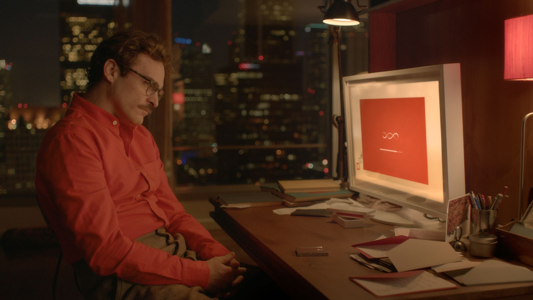 Personagem interpretado por Joaquin Phoenix se apaixona por sistema operacional no filme "Ela" / Reprodução/Warner Bros.