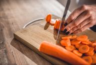 Comer cenoura traz benefícios para toda a saúde, dizem nutricionistas
