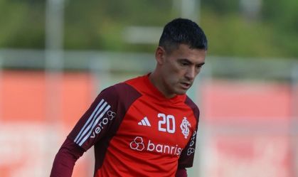 Aránguiz pede liberação do Inter para voltar ao Chile, e clube negocia saída