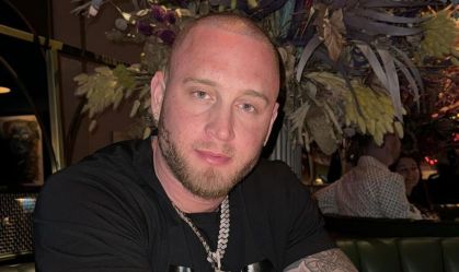 Filho de Tom Hanks se pronuncia após ter música usada por grupos extremistas