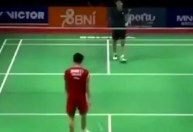 Jogador de badminton de 17 anos morre após desmaiar em quadra